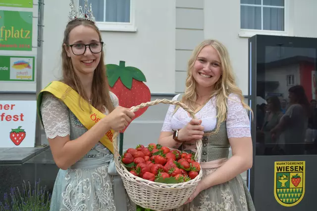 Im Rahmen des Erdbeerkirtags wurde eine neue österreichische Erdbeerkönigin gekrönt. | Foto: Jennifer Flechl