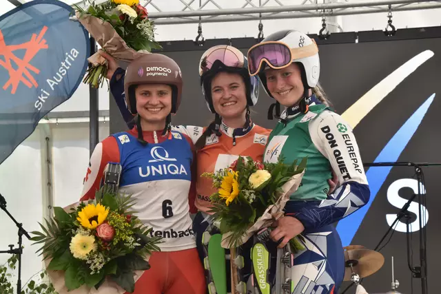 Die Top drei im Super-G: Lara Teynor (Zweite), Siegerin Eliska Rejchrtova und Sarka Abrahamova (Dritte) | Foto: Michael Strini