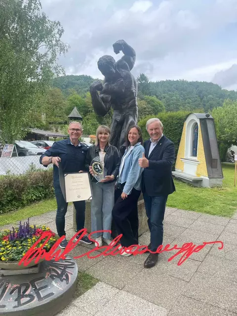 Übergabe der Urkunde für Andreas Münzer an dessen Schwester Maria und ihrer Tochter, rechts Peter Urdl. Das Foto wurde von Arnold Schwarzenegger signiert. | Foto: Stückler