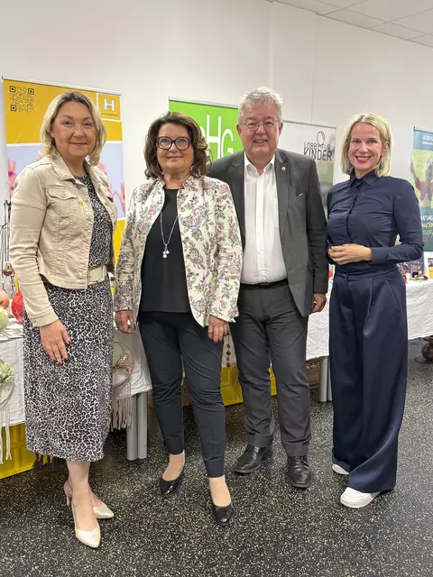 Kathrin Partl (Hilfswerk Kärnten), Elisabeth Scheucher-Pichler (Präsidentin Hilfswerk Kärnten), Walter Zemrosser (Vorstand Hilfswerk Kärnten) und Susanne Hager (Vorstand Hilfswerk Kärnten). | Foto: Hilfswerk Kärnten