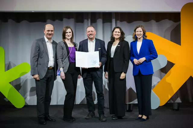Bundesministerin Claudia Plakolm (r.) mit den Gewinnern in der Kategorie Europa in der Geminde bei der Übergabe des Europa-Staatspreis 2025. | Foto: Christopher Dunker, BKA