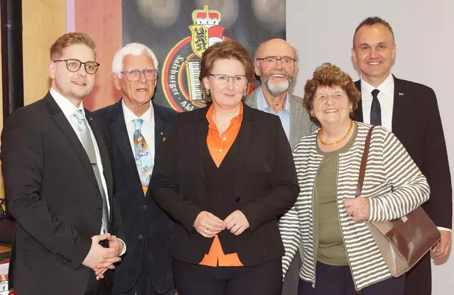 Vlnr.: GV Daniel Stöckl, Jacob Noordzij (Gründer des Akkordeonvereins), Doris Frank (Obfrau des Akkordeonvereins), Hubert Kellerer sen. (Ehrenmitglied) mit seiner Frau Gertraud sowie Muamer Kebic (musikalischer Leiter des Akkordeonvereins). | Foto: Salzburger Akkordeonverein Saalfelden