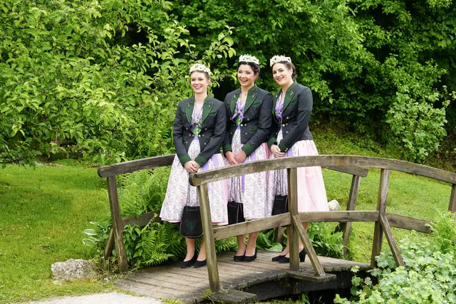 Die neuen Narzissenhoheiten strahlen voller Freude und Charme beim Fotoshooting im Kurpark von Bad Aussee – ein gelungener Auftakt ihrer Amtszeit. | Foto: Stefan Schubert