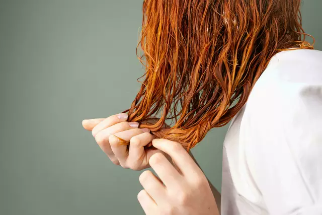 Feuchtigkeitsspendende Haarpflegeprodukte sind in der heißen Jahreszeit wichtig. | Foto: Symbolbild: Pexels
