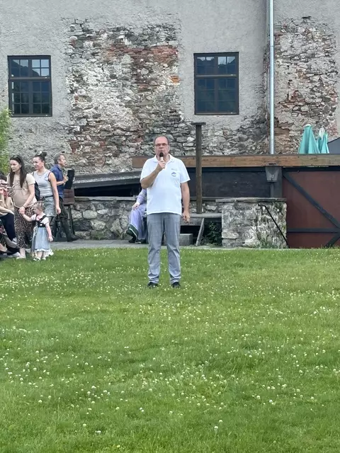 Franz Trieb, Präsident der Kapfenberger Rotarier, begrüßt die Gäste zur Greifvogelschau.