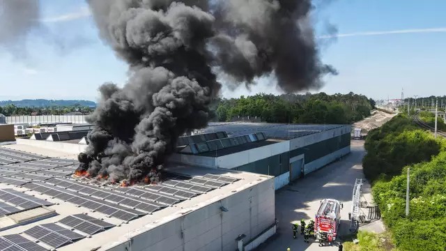 Speditionsdach in Marchtrenk in Flammen: Zwei Feuerwehren löschten die in Brand geratene PV-Anlage. | Foto: laumat.at