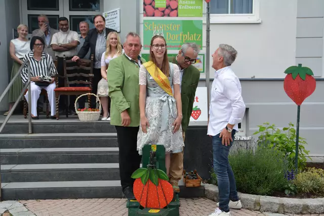 Die neue Königin wurde natürlich gewogen - das Gewicht wird an einen gemmeinnützigen Zweck gespendet. Damit auch genug zusammen kommt, stellten sich kurzerhand auch die Bürgermeister mit auf die Waage. | Foto: Jennifer Flechl