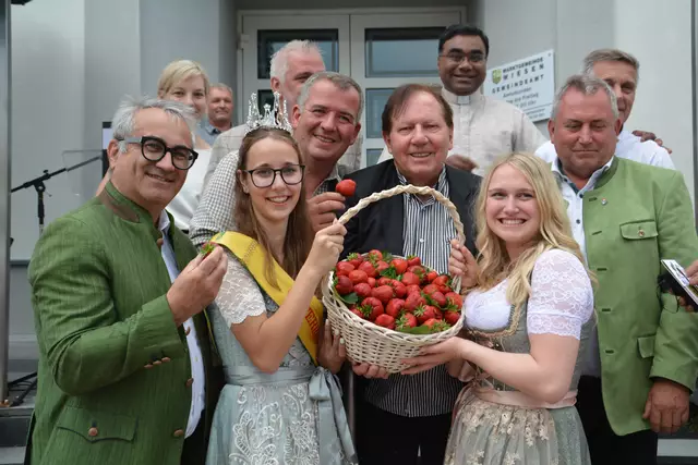 Lara (links) übernimmt das Amt der Erdbeerkönigin von Elisa (rechts). | Foto: Jennifer Flechl
