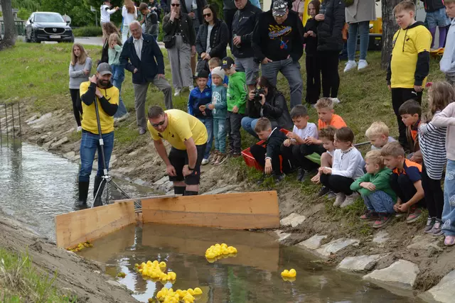 Als die ersten Enten Richtung Ziel schwammen stieg die Spannung ins Unermessliche. | Foto: Jennifer Flechl