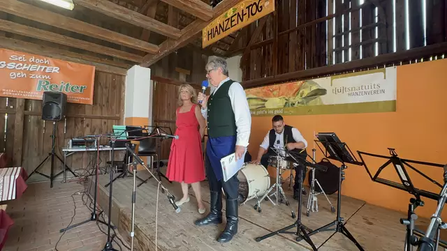 Doris Seel und Herbert Zechmeister präsentieren den Hianzenwein 2025 | Foto: Lisa Stöckl 