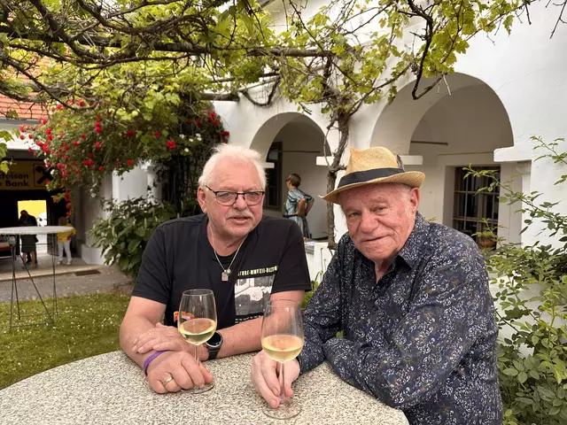 Otto Kaltenhauser und Herr Schriebl bei einem Gläschen Wein
