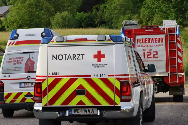 Nach notärztlicher Erstversorgung am Unfallort wurde der Verletzte ins Klinikum Wels gebracht. | Foto: laumat/Matthias Lauber