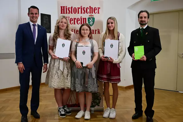 Im Landesarchiv (v. l.): FPÖ-Bildungslandesrat Stefan Hermann, Lena Troger, Michelle Sorger, Carina Rothschedl und Martin Feiner | Foto: Thierrichter