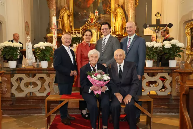 Franziska und Willibald Krenn mit Vizebgm. Eduard Sanda, GGR (und Tochter) Maria Burchhart, Bgm. Bernhard Heinl, BH Andreas Riemer | Foto: Marktgemeinde Michelhausen