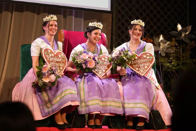 Die frisch gekrönten Hoheiten: Narzissenkönigin Magdalena Egger aus Bad Mitterndorf, Narzissenprinzessin Celina Gschaider aus Seekirchen am Wallersee und Narzissenprinzessin Johanna Murauer aus Altmünster am Traunsee.