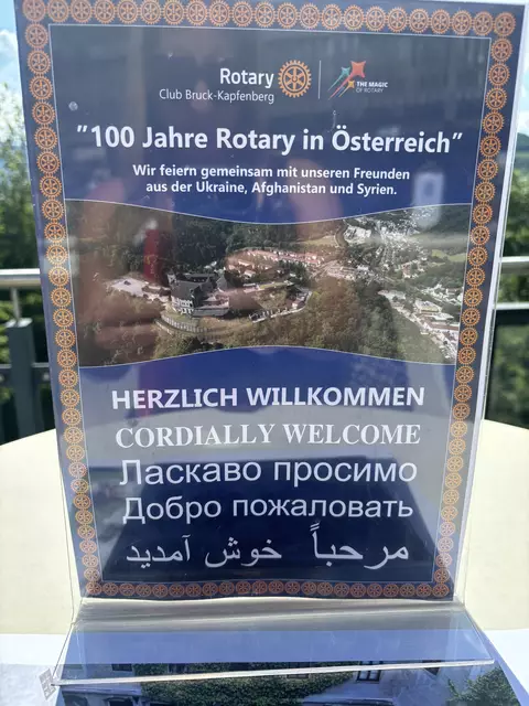 Begrüßt wurden speziell Gäste aus der Ukraine, aus Afghanistan und aus Syrien.