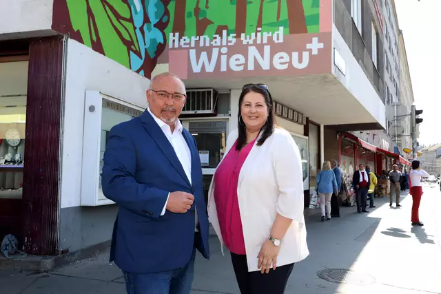 WieNeu+ möchte Hernalser Höfe klimafit machen. Bezirksvorsteher Peter Jagsch und Vizebürgermeisterin Kathrin Gaál (beide SPÖ) stellen die Förderungsmaßnahmen vor.  | Foto: Stadt Wien/Martin VOTAVA