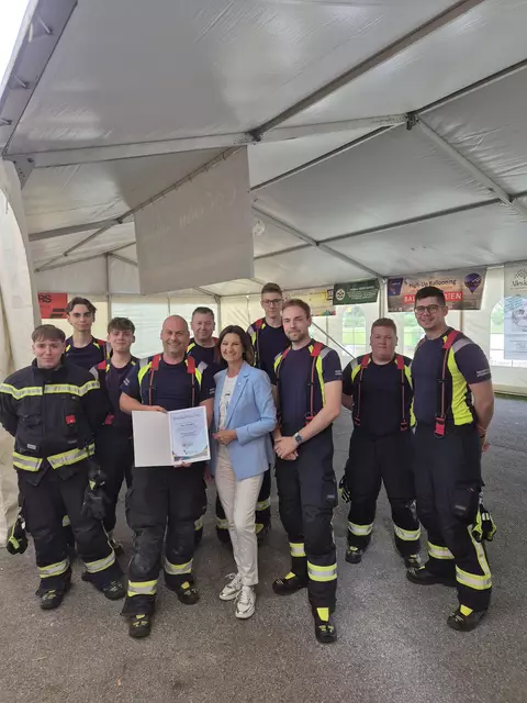 Bürgermeisterin Birgit Petross (VP) mit den Kameraden der FF Vösendorf. | Foto: Marktgemeinde Vösendorf