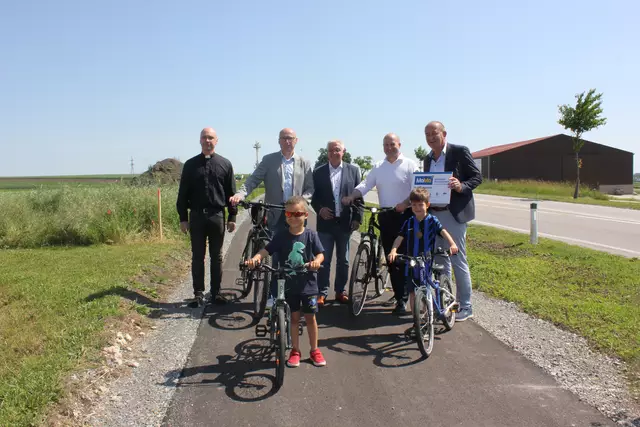 Pfarrer Jan Sandora (Moosbrunn, Gramatneusiedl), Bürgermeister Thomas Schwab (Gramatneusiedl, SPÖ), NR Werner Herbert, Bürgermeister Paul Frühling (Moosbrunn, ÖVP), Franz Gausterer (Mobilitätsmanagement, NÖ.Regional) | Foto: Grosinger/NÖ.Regional