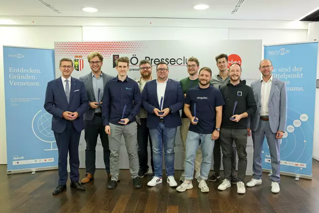 Alle ausgezeichneten Startups mit Wirtschafts-Landesrat Markus Achleitner (li.) und Raphael Friedl, Geschäftsführer tech2b (re.). Foto: Land OÖ/Denise Stinglmayr, Verwendung mit Quellenangabe | Foto: Land OÖ/Denise Stinglmayr