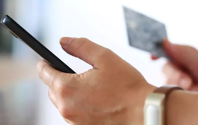 Mails und SMS, die angeblich vom Mobilfunkanbieter A1 stammen, machen derzeit die Runde. Dahinter stecken Cyberbetrüger, die es auf die Kreditkarten-Daten abgesehen haben, um hohe Geldbeträge abzubuchen. | Foto: PantherMedia / megaflopp