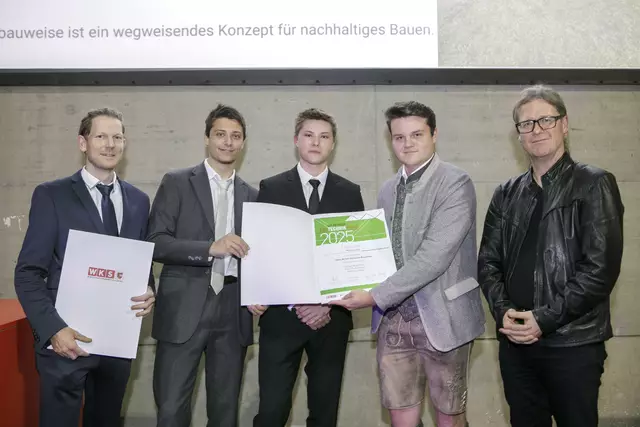 Wolfgang Plössnig, Clemens Klug, Florian Meierhofer, Valentin Eckinger und Juryvorsitzenden Carsten Innerhofer. | Foto: LI Bau/Veigl