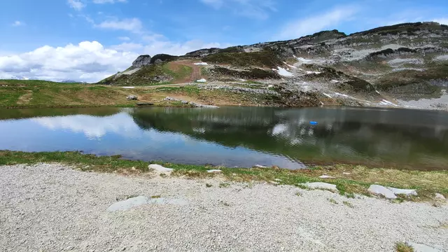 Man kann den See auch auf einem gemütlichen Weg umrunden... | Foto: I.Wozonig