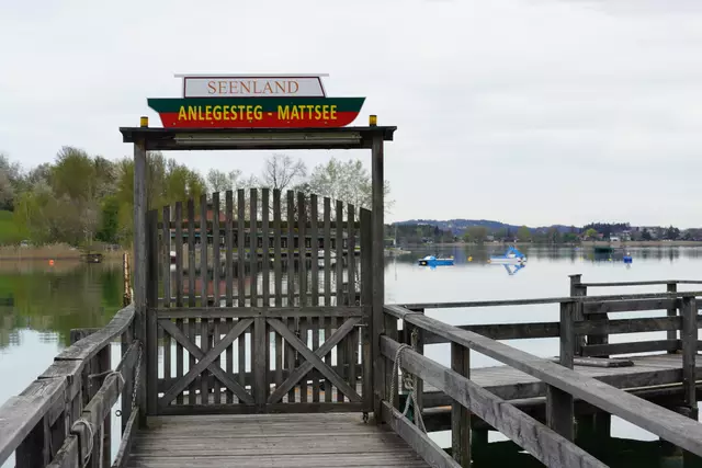 Die Seenland-Schifffahrt verbindet drei Orte und zwei malerische Seen mit einer Durchfahrt unter der Johannisbrücke vom Mattsee auf den Obertrumer See.  | Foto: Emanuel Hasenauer