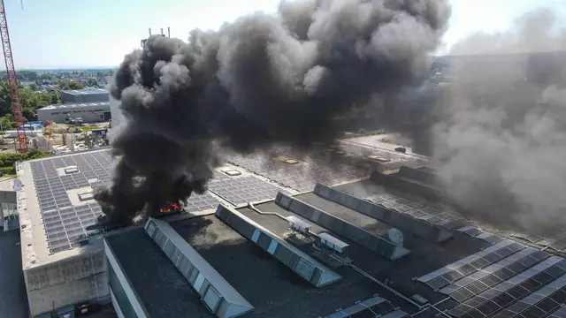 Speditionsdach in Marchtrenk in Flammen: Zwei Feuerwehren löschten die in Brand geratene PV-Anlage. | Foto: laumat.at