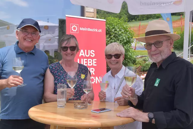 Hervorragende Weine genossen die Besucherinnen und Besucher bei der Weinkost. | Foto: Michael Strini