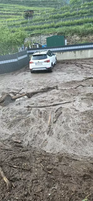 Durch das Unwetter wurden Fahrbahnen und Parkplätze überflutet. | Foto: FF Dürnstein/Raimund Lumesberger