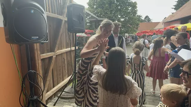 Lena Bencsics mit ihrem Kinderchor  | Foto: Lisa Stöckl 