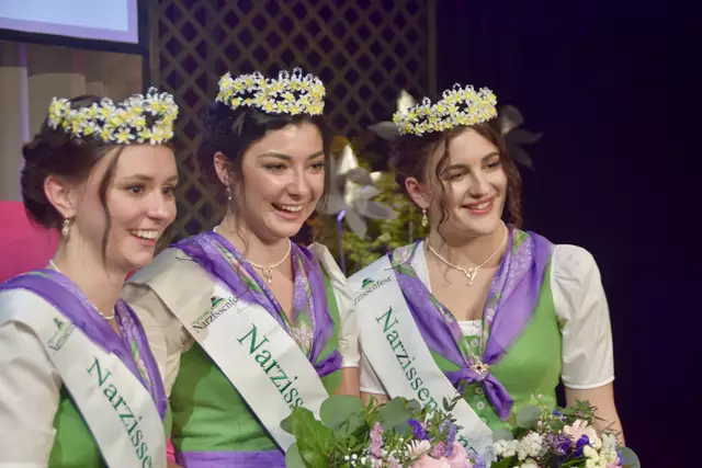 Im Bild: Narzissenprinzessin Johanna Murauer, Narzissenkönigin Magdalena Egger aus Bad Mitterndorf und Narzissenprinzessin Celina Gschaider aus Seekirchen am Wallersee beim Krönungsaben. | Foto: Stefan Schubert