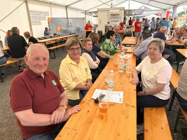 Helmut und Gertraud Pahr mit Erna Ulreich  | Foto: Lisa Stöckl