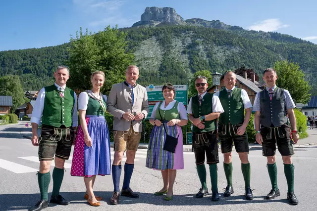 65. Narzissenfest (v.l.): Bgm. Gerald Loitzl, LAbg. Eva-Maria Kroismayr-Baier, LH Mario Kunasek, LH-Stv. Manuela Khom, Bgm. Thomas Schönauer (Bad Aussee), LAbg. Armin Forstner, Vize-Bgm. Robert Gaßner (Bad Aussee) | Foto: Land Steiermark