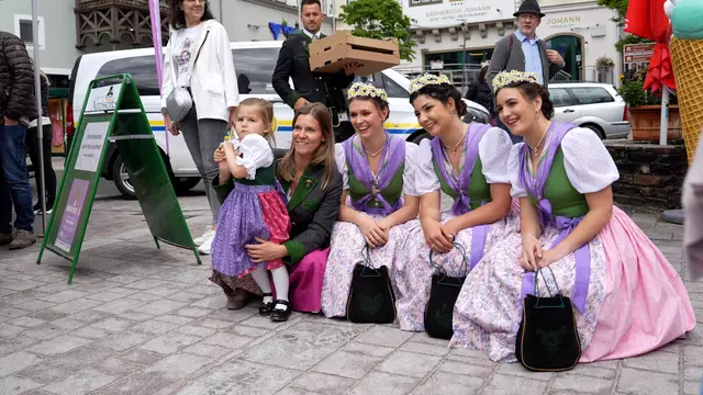 Selbst nach einem langen Fotoshooting-Tag posierten die Narzissenhoheiten noch genauso motiviert und voller Freude für die kleinen und großen Besucher des Narzissenfests. | Foto: Stefan Schubert