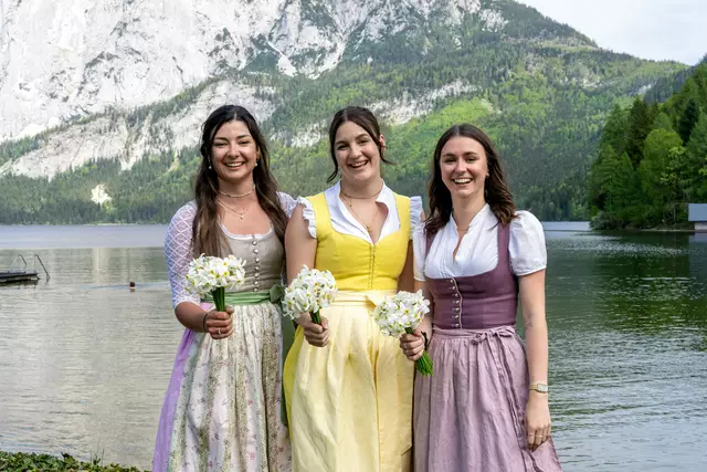 Die designierten Narzissenhoheiten 2025 mit den Sternnarzissen am Altausee. | Foto: Jakob Grill / Narzissenfestverein