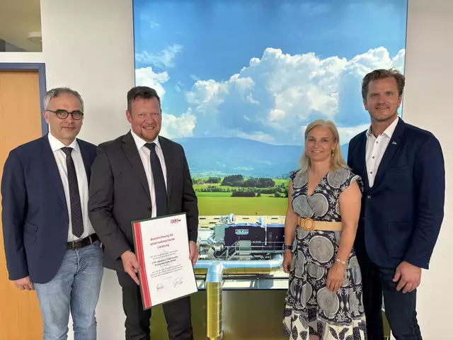 Der Firma CTP Chemisch Thermische Prozesstechnik GmbH kann auf 40 Jahre Erfolgsgeschichte zurückblicken. Für Gerd Rabenstein und Christian Schrammel gab es dazu eine Urkunde von der WKO. | Foto: MeinBezirk