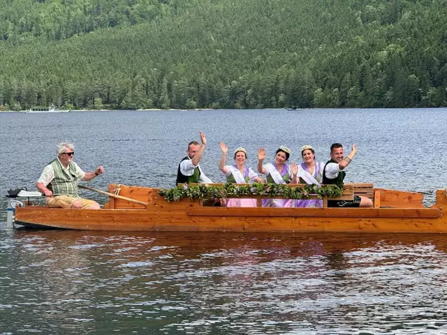 Die Narzissenhoheiten Magdalena Egger aus Bad Mitterndorf, Celina Gschaider aus Seekirchen am Wallersee und Johanna Murauer aus Altmünster mit den Hoheitenbetreuern Florian Holzinger und Thomas Moser auf dem Altausseer See. | Foto: Narzissenverein
