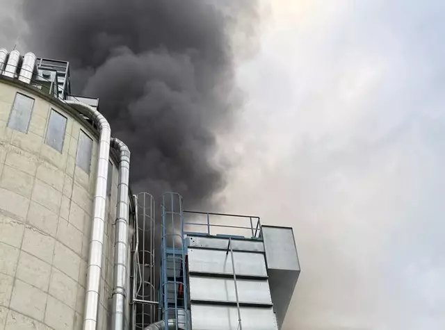 Im gleichen Silo kam es am nächsten Tag wieder zu einem Brand. Die Ausbraitung konnte nach kurzer Zeit gelöscht werden. Verletzte gab es keine. Fremdverschulden kann laut derzeitigem Stand auch ausgeschlossen werden. | Foto: ZOOM.TIROL