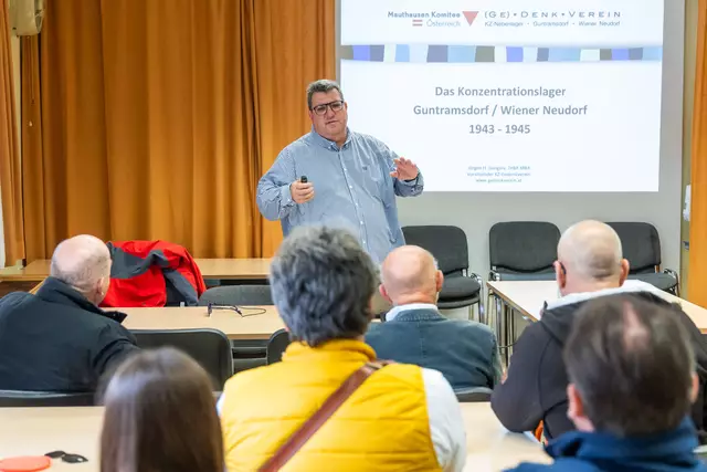 Heute engagiert sich der Gedenkverein Wiener Neudorf unter der Leitung von Jürgen Gangoly für die Aufarbeitung dieser Vergangenheit – mit Rundgängen, Forschungsprojekten, Schulaktionen und digitalen Vermittlungsformaten. | Foto: Christian Husar