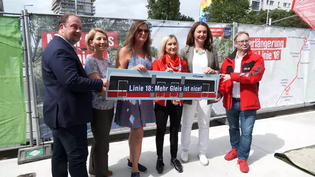 Beim heutigen Pressetermin wurden die Vorteile des Öffi-Projekts von allen Seiten betont.  | Foto: Andreas Pölzl/MeinBezirk