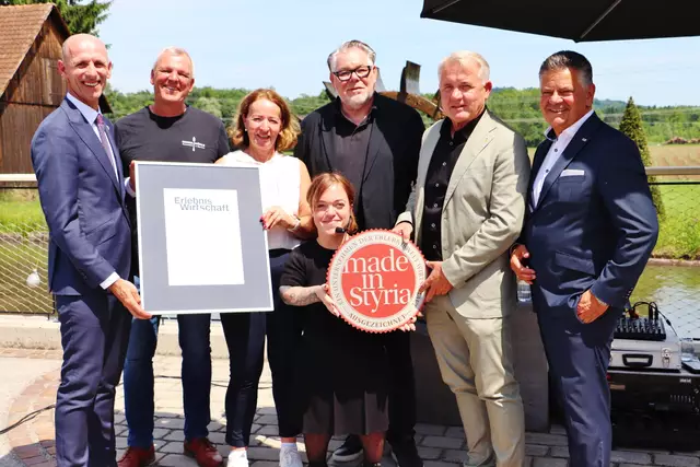Willibald Ehrenhöfer (li) mit GF Eberhard Schrempf von Creative Industries, Kalsdorfs Bgm. Manfred Komericky und Michael Hohl bei der Überreichung der Auszeichnung Erlebniswelt Wirtschaft an Alois, Johanna und Daniela Haindl. | Foto: Edith Ertl