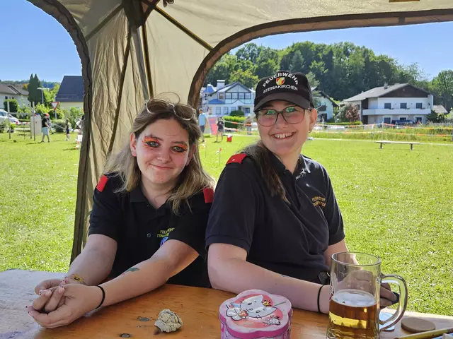 Julia Artmann und Selina Sturmer  | Foto: Simon Glösl