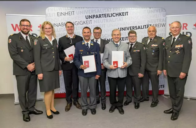 Die Geehrten aus dem Flachgau. | Foto: wildbild/Rotes Kreuz Salzburg