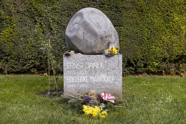 Ehrengrab für Ernst Jandl und Friederike Mayröcker am Wiener Zentralfriedhof. | Foto: Weingartner-Foto / picturedesk.com