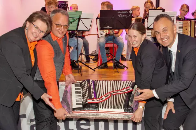Zum 50-jährigen Jubiläum wurde extra eine Akkordeon-Torte für das Publikum angefertigt. | Foto: Salzburger Akkordeonverein Saalfelden