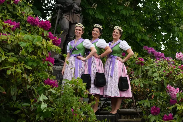 Königin Magdalena Egger, Prinzessin Celina Gschaider und Prinzessin Johanna Murauer präsentierten sich bei ihrem ersten großen Auftritt dem Fotoshooting im Kurpark mitten in Bad Aussee von ihrer besten Seite. | Foto: Stefan Schubert