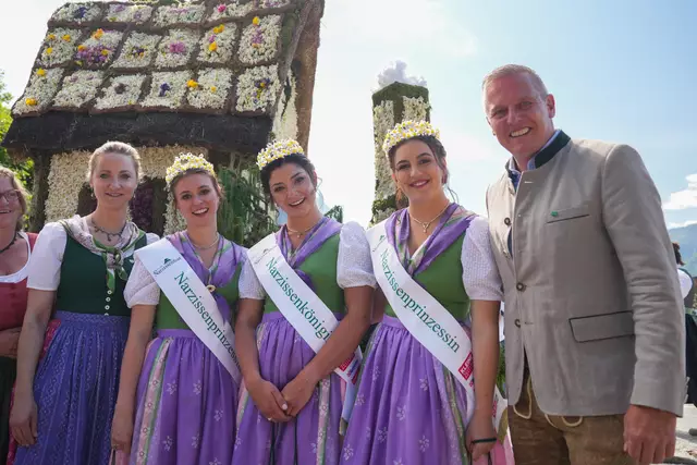 Landeshauptmann der Steiermark Mario Kunasek und die Narzissenhoheiten strahlen um die Wette.