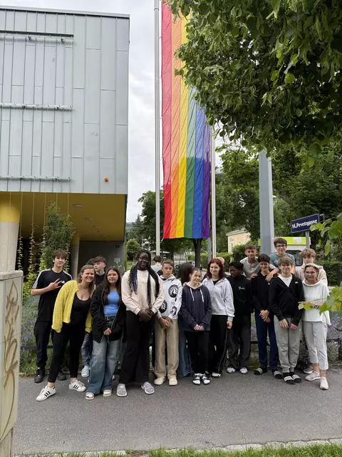 Unter dem Motto "Pride-Vibes" setzt die Klasse 3a ein deutliches Zeichen für die Rechte der LGBTQIA*-Community. | Foto: zVg